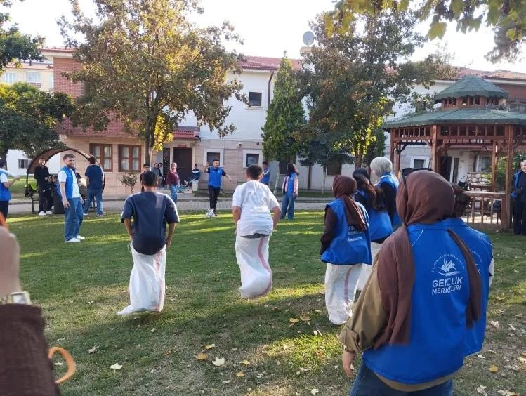 Gönüllü gençler çocuk evlerinde kalan çocuklarla buluştu