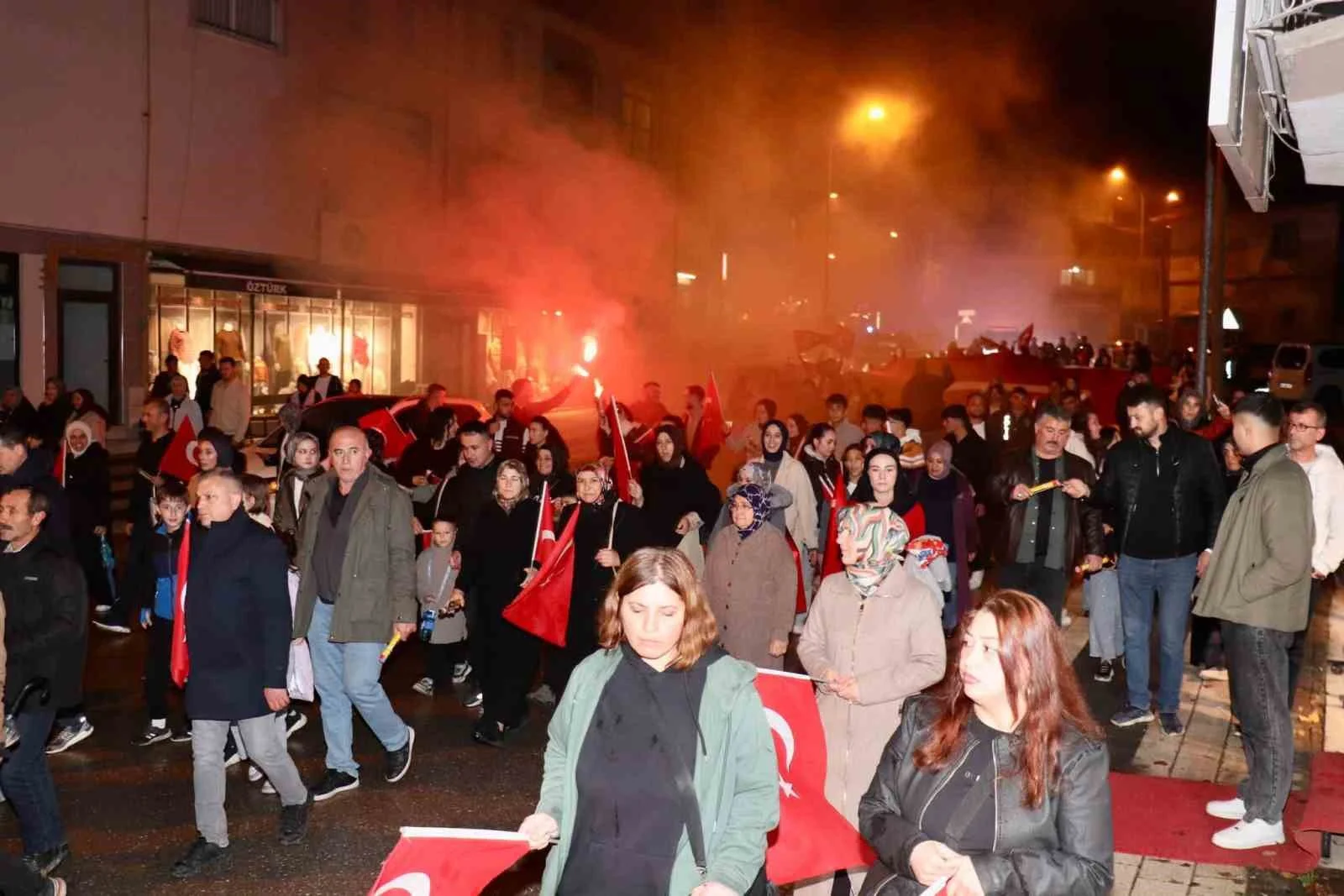 Hisarcık’ta Cumhuriyet coşkusu fener alayı ve konserle devam etti