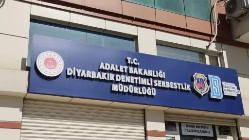 Diyarbakır’da yükümlüler mekan mefhumuna bakılmaksızın kitap okuyor