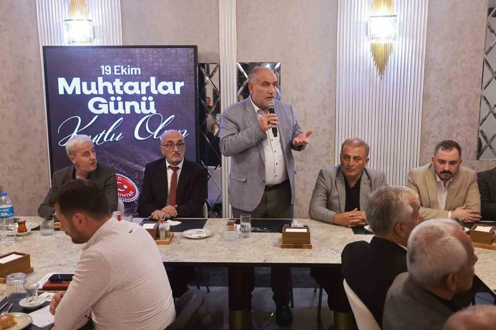 Sandıkçı’dan muhtarlara Muhtarlar Günü jesti