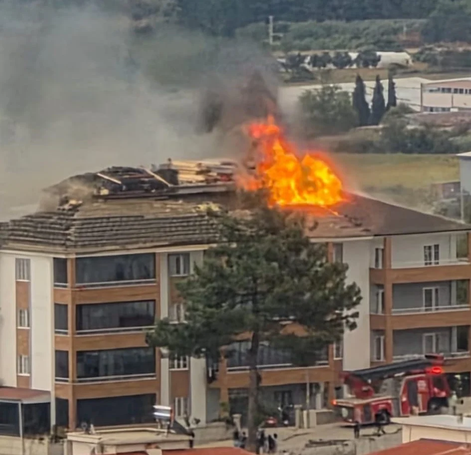 Buldan’da apartmanın çatısı alevlere teslim oldu