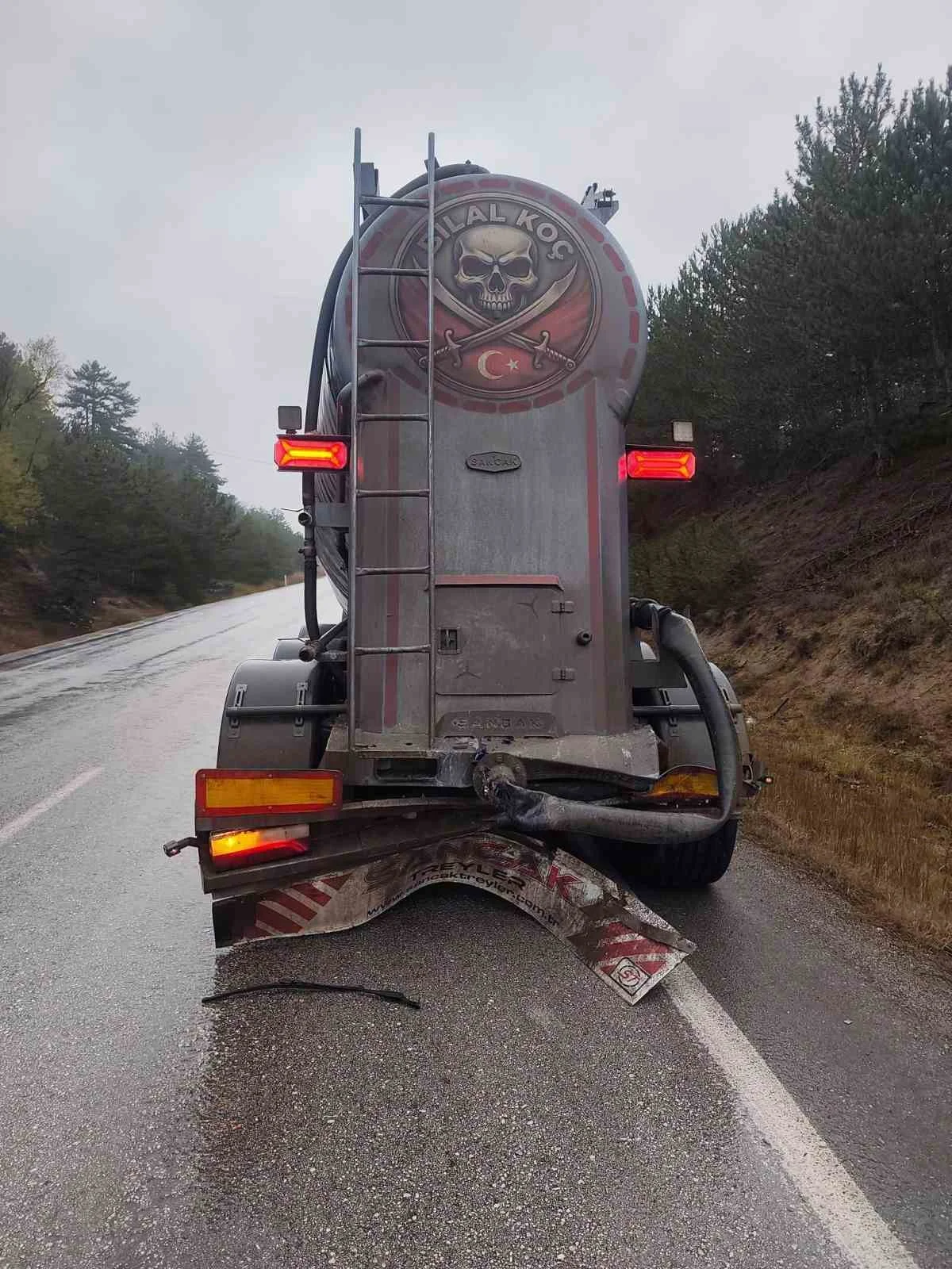 Bolu’da hafif ticari araç ile tır çarpıştı: 1 yaralı