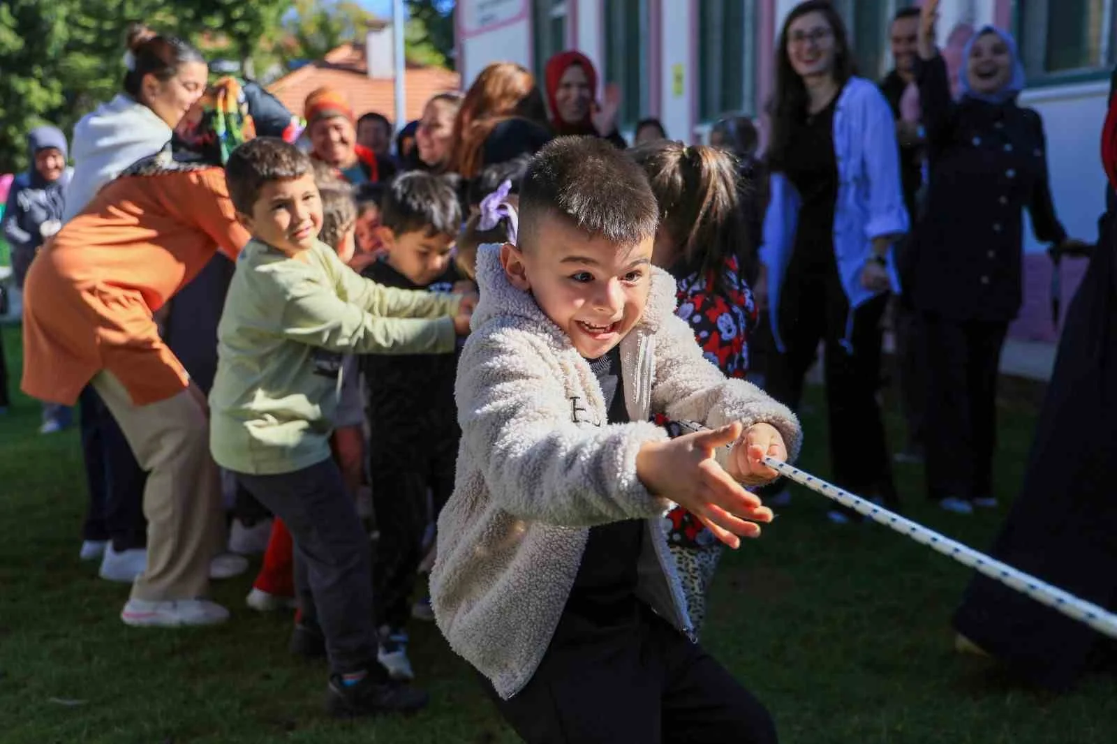 Çameli’de minikler ve aileleri geleneksel oyunlarda yarıştı