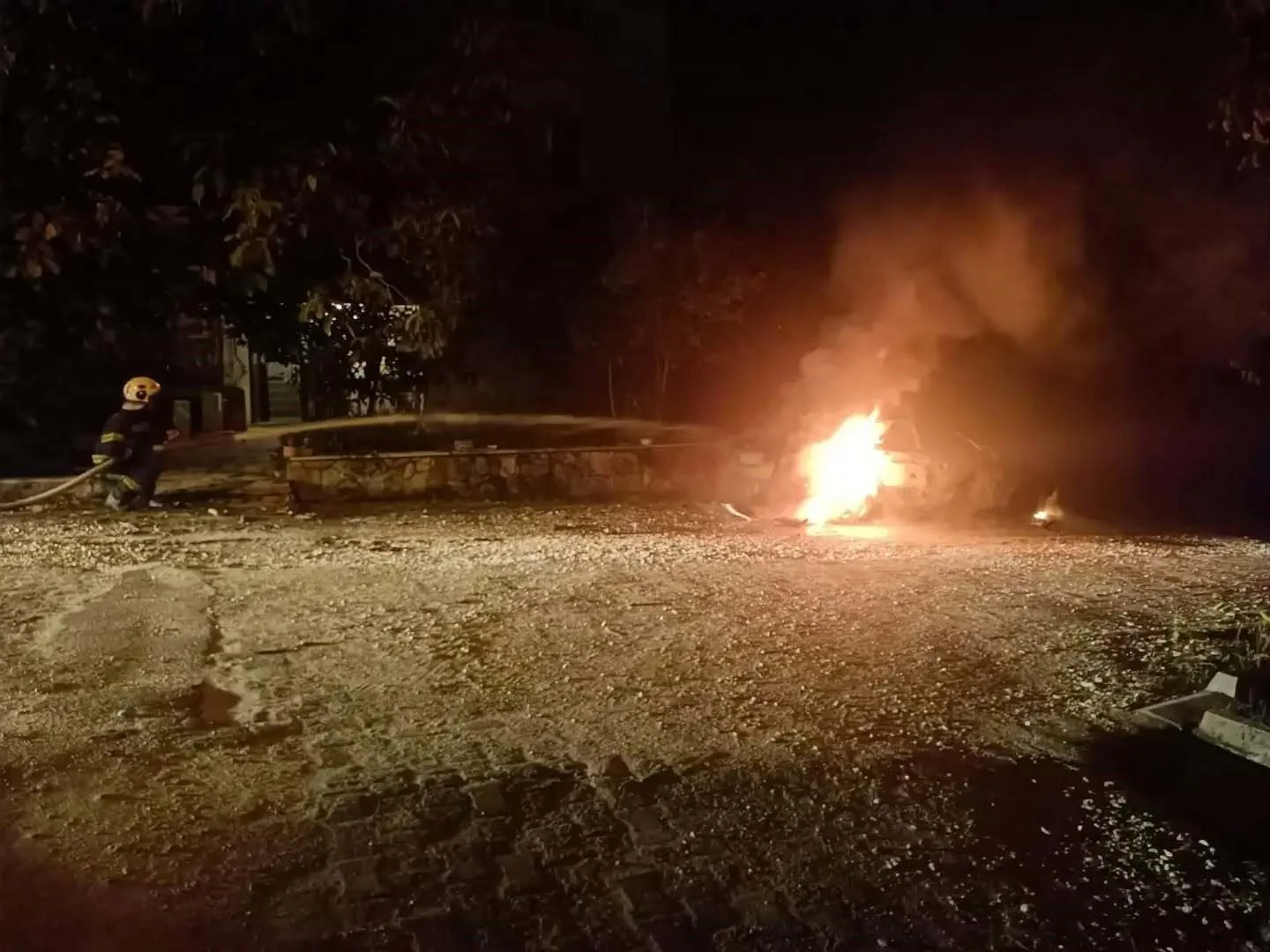 Pamukkale’de park halindeki otomobil alev aldı