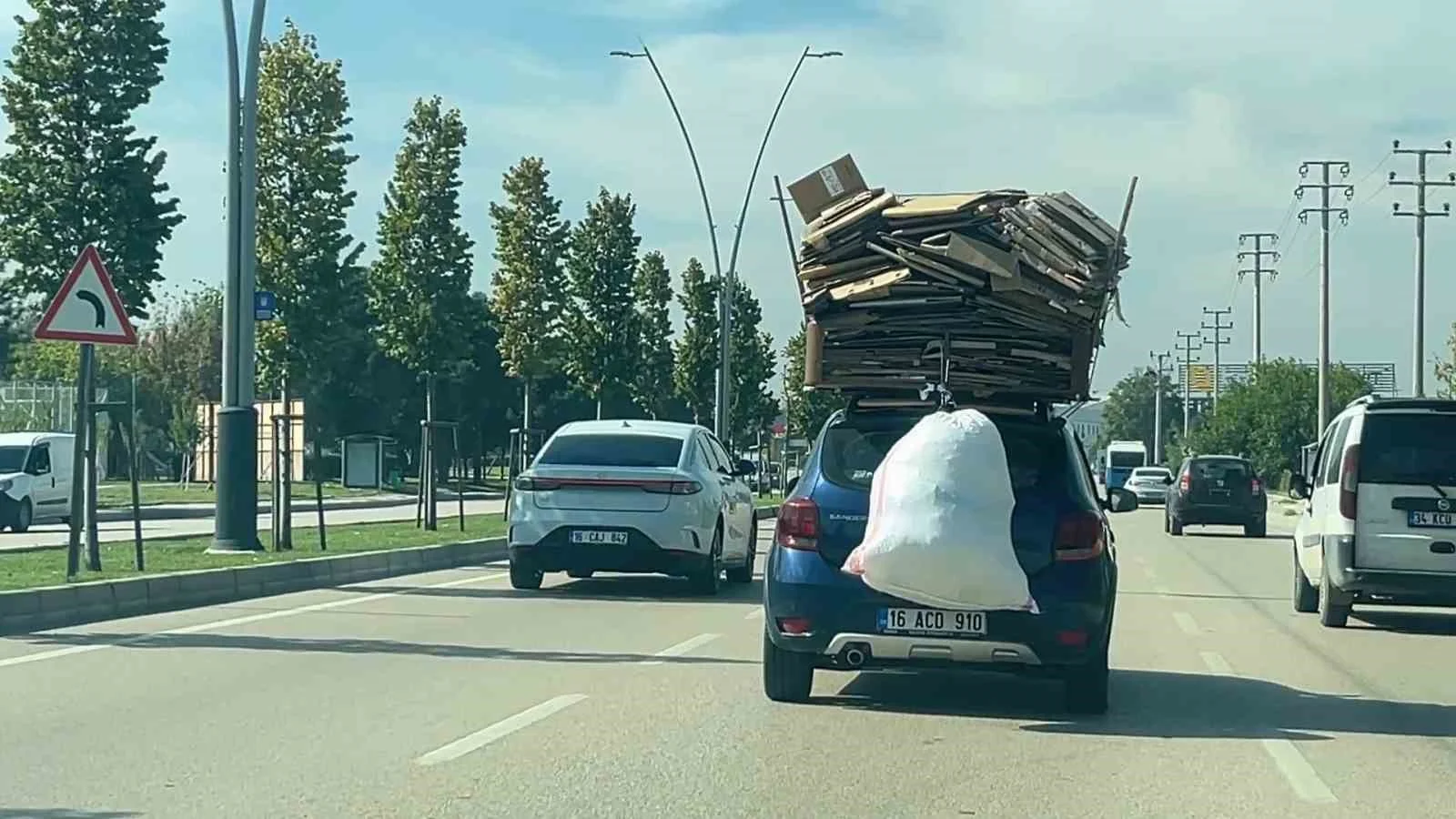 Bursa’da otomobilin üzerine yüklediği kartonlarla trafikte ilerledi