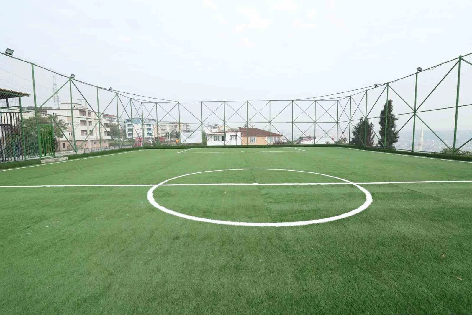 Diliskelesi’nde park ve halı saha yenileme çalışmaları sürüyor
