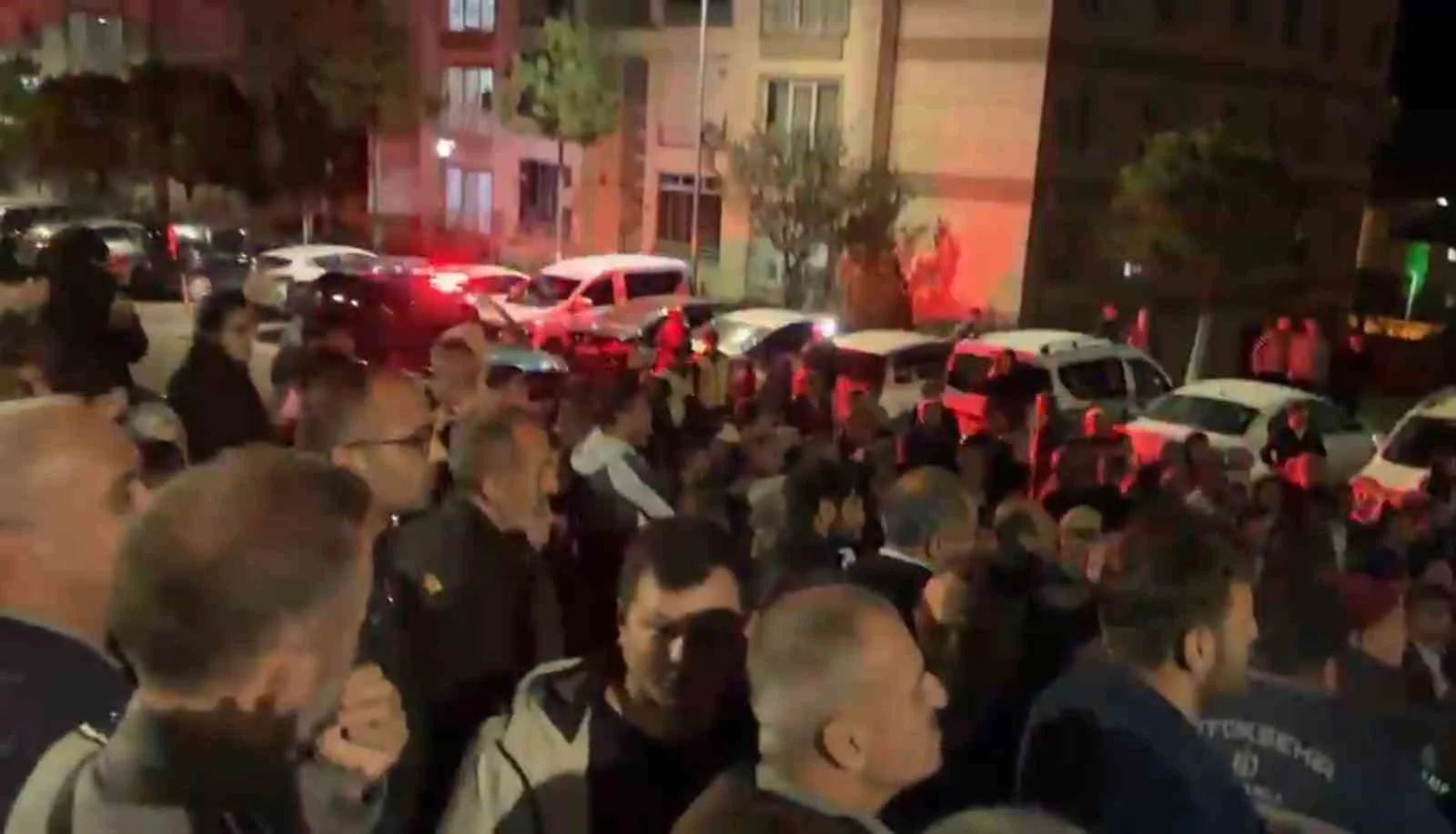 Bursa’da toplu konut sakinlerinden eylem...Site yönetimiyle vatandaşlar birbirine girdi