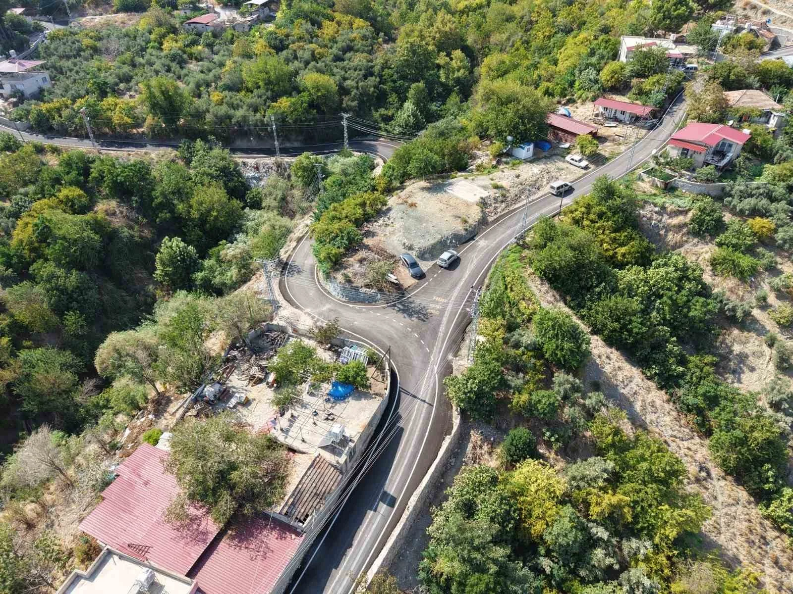 HBB, Kırıkhan Alaybeyli’nin bağlantı yolunu asfaltladı