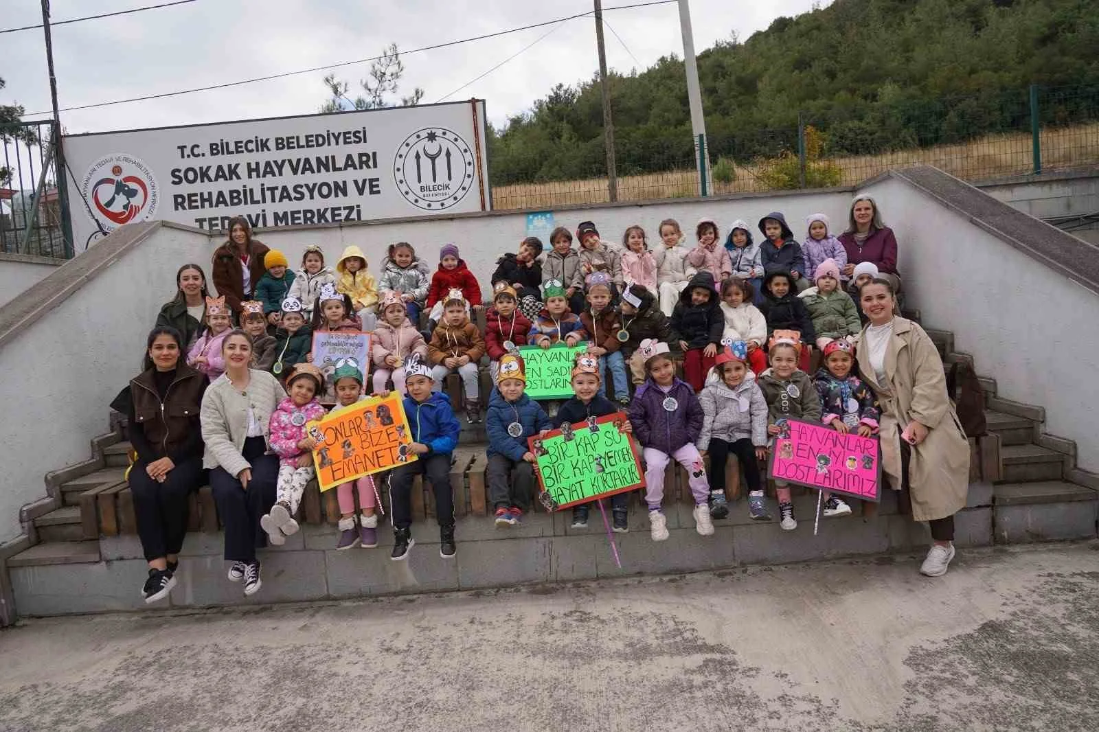 Öğrenciler barınak ziyareti yaparak hayvanları sevdi ve mama verdi