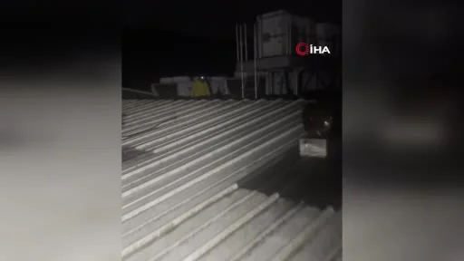 İstanbul’da jandarma ekipleri çatılardan geçerek mahsur kalan vatandaşları böyle kurtardı