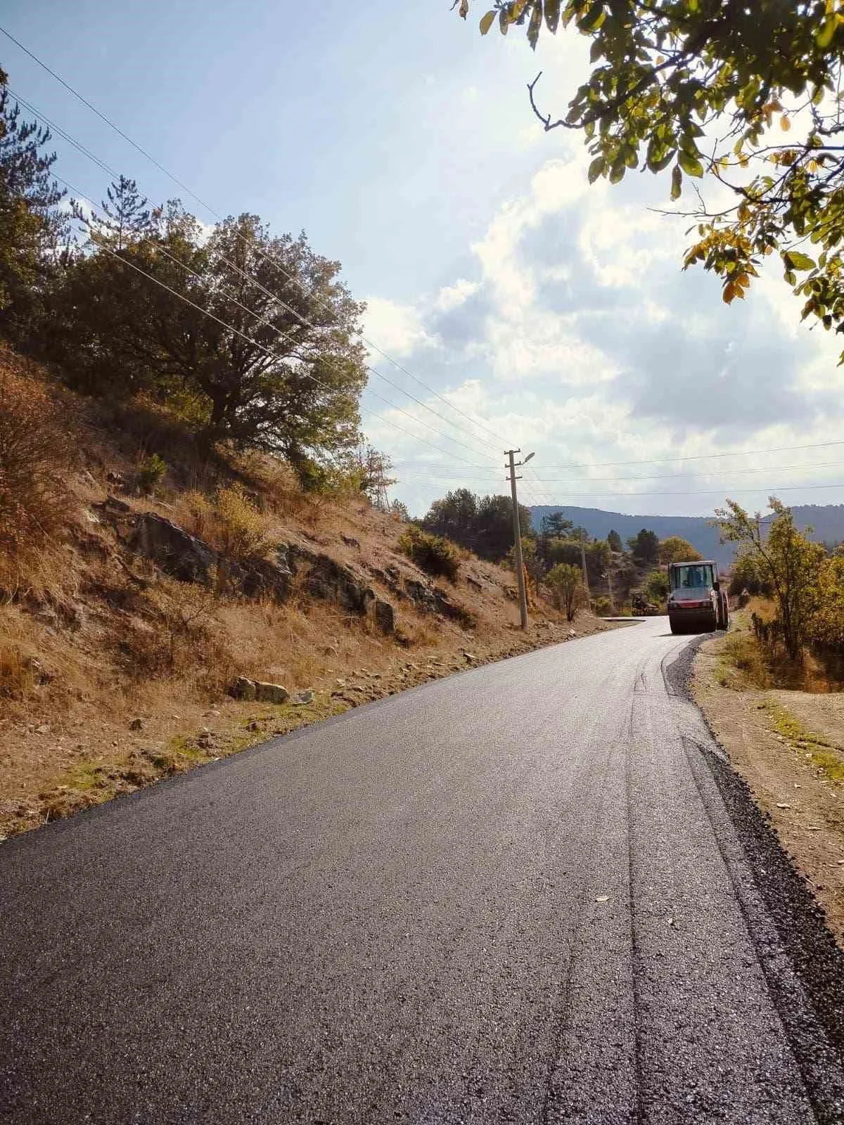 Bolu’da 7,2 kilometrelik köy yolu sıcak asfaltla buluşuyor