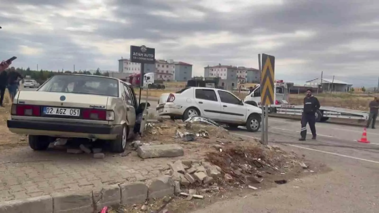 İki otomobil kafa kafaya çarpıştı: 5 yaralı