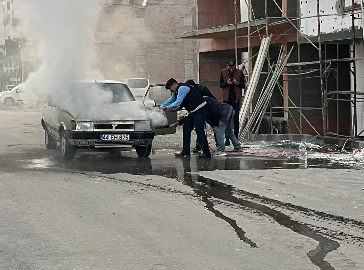 Battalgazi’de yangın çıkan araca zabıta ekipleri müdahale etti