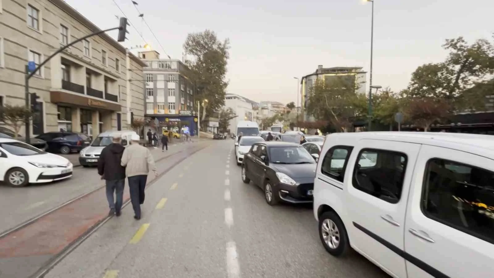 Bursa’da sabah namazı yoğunluğu: Trafik tek şeride düştü