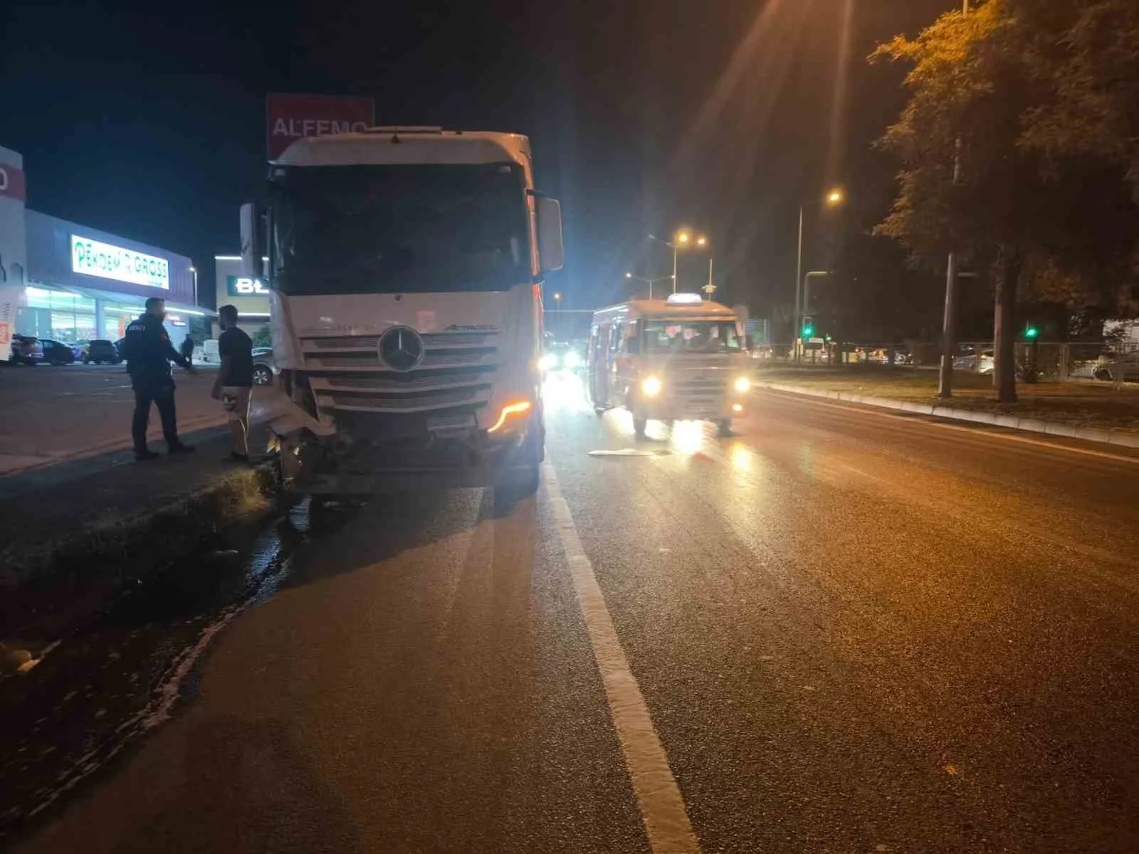 Tırın çarptığı elektrik otomobil alev aldı