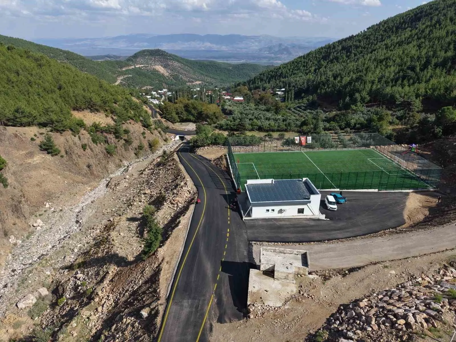 Hassa’da 2 bin 100 metre beton asfalt serildi
