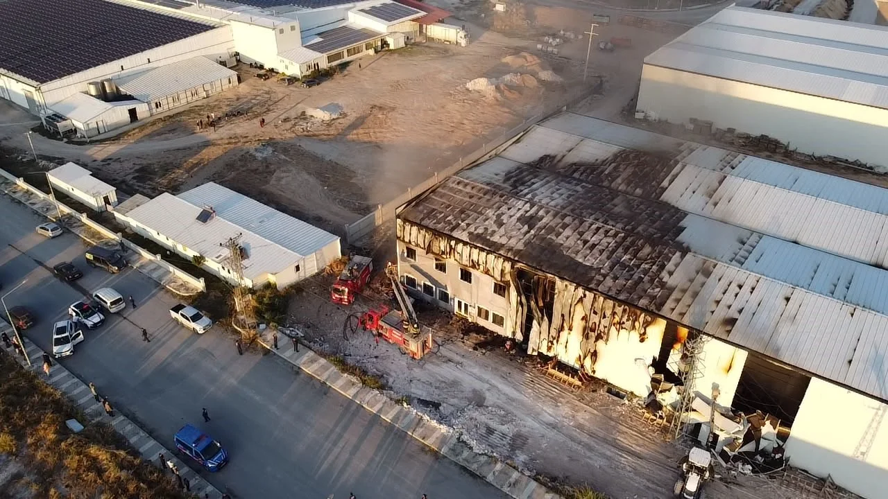 Fabrika yangını büyümeden söndürüldü