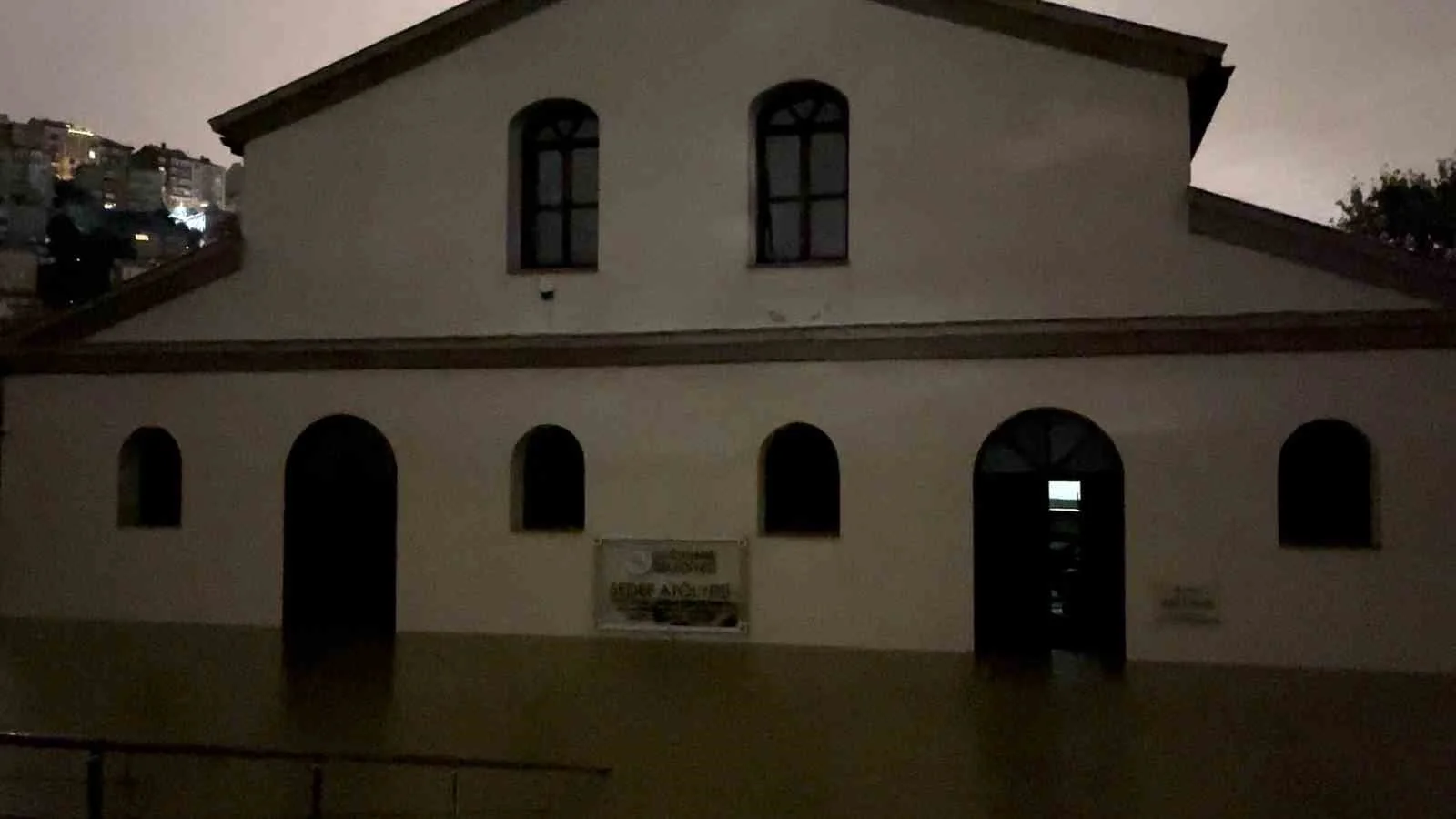 Tarihi Sadabat Camisi ve Sedef Atölyesi sular altında kaldı