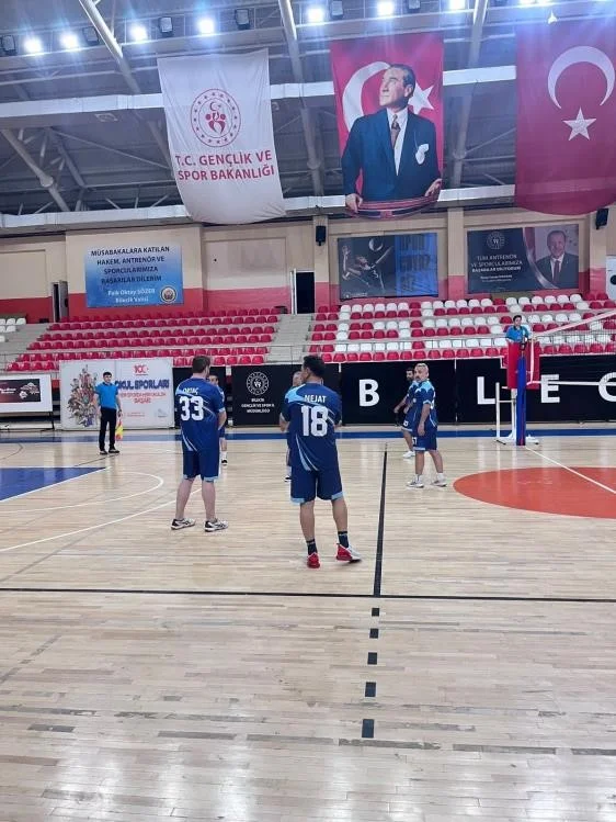 Voleybol maçında kazanan aile ve sosyal hizmetler oldu