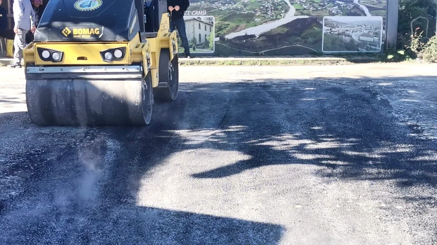 Akçakoca’da köy yollarında asfalt yama çalışması