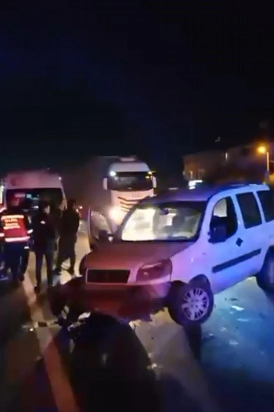 Çelik bariyerlere çarpan hafif ticari aracın sürücüsü yaralandı