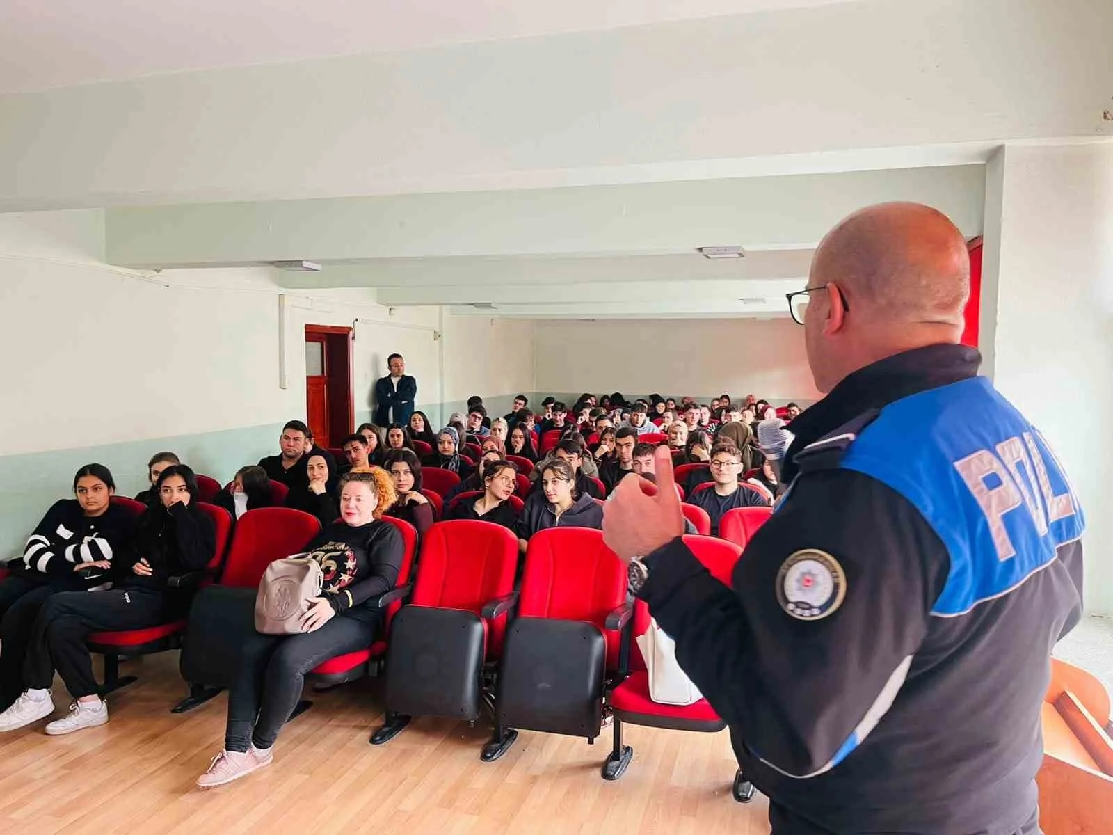 Polisten öğrencilere yönelik güvenlik ve bilinçlendirme eğitimi