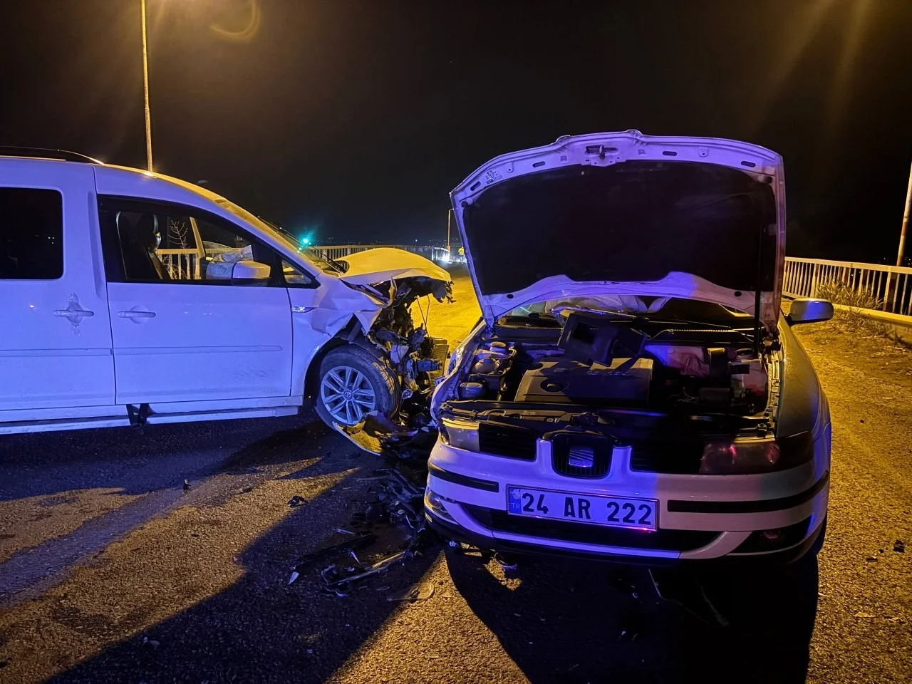 Erzincan’da hafif ticari araç ile otomobil çarpıştı: 2 yaralı