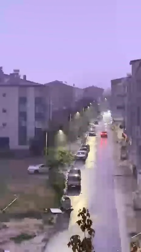 Elazığ’da şimşekler geceyi aydınlattı
