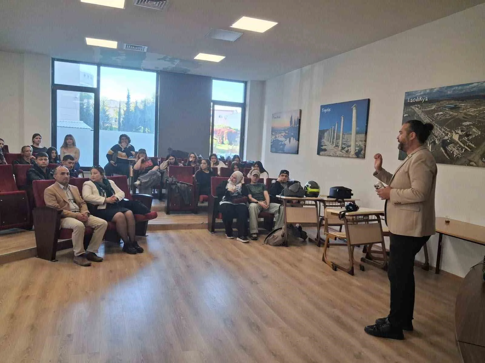 "Başarı tesadüf değil, emek işidir" diyerek gençlere mesaj verdi