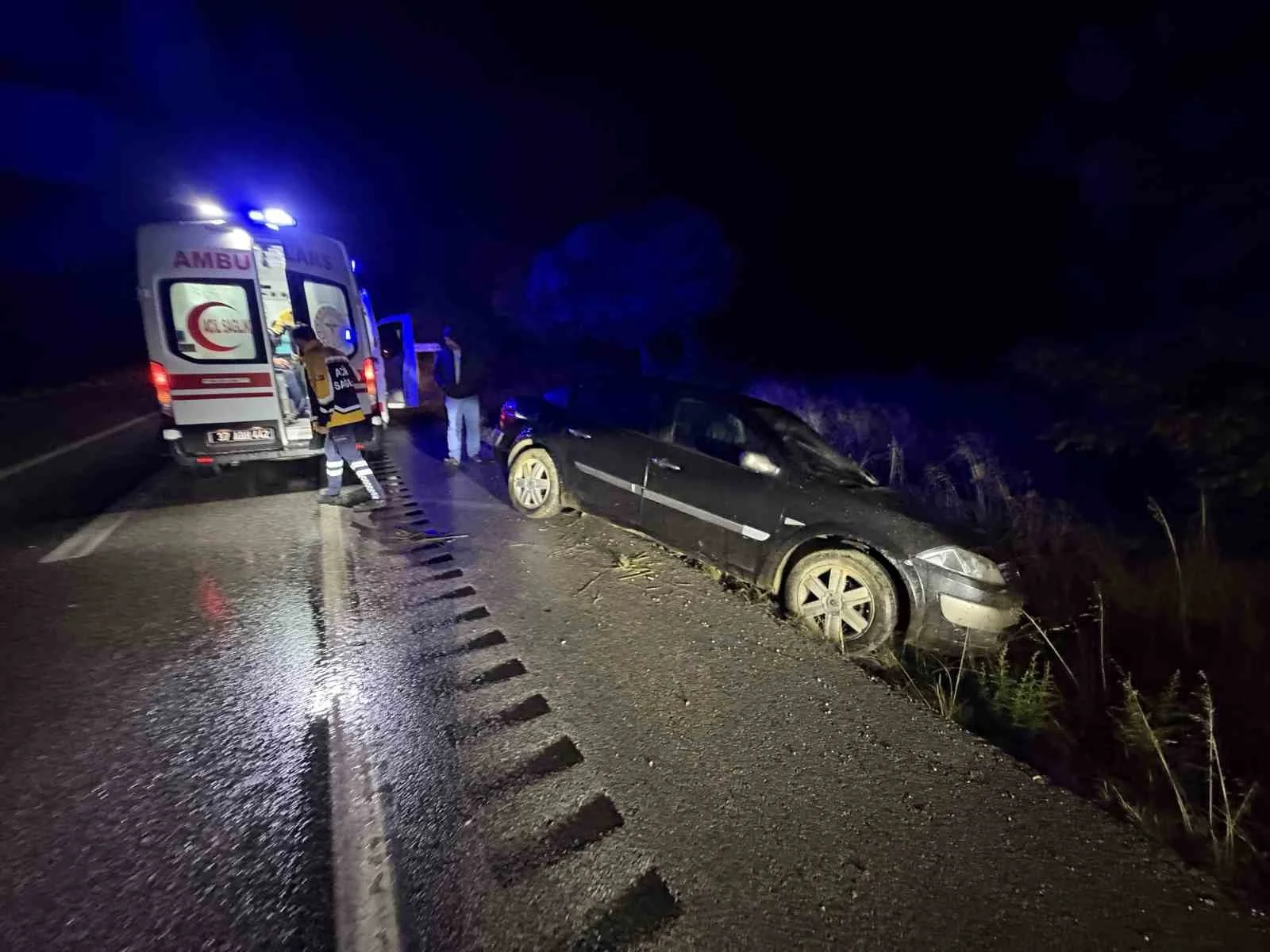 Kastamonu’da otomobil orta refüje çarptı: 1 yaralı