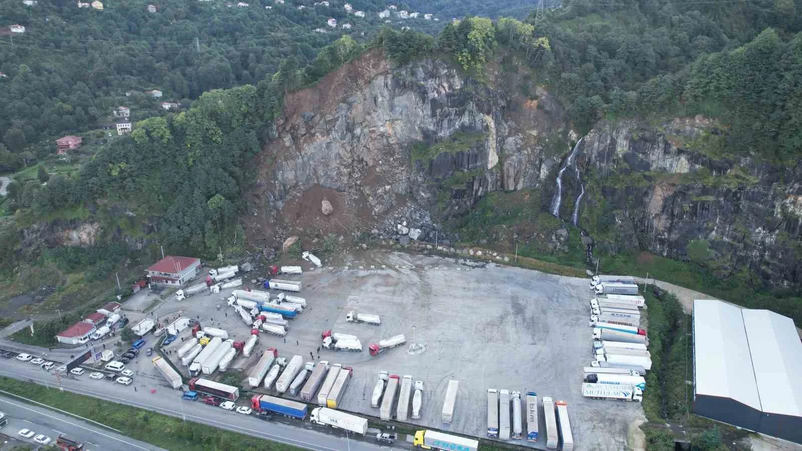Hopa’da heyelanın yaşandığı tır parkı havadan görüntülendi