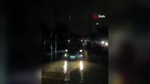 Yağış nedeniyle mahsur kalan vatandaşların yardımına PAK ekipleri koşuyor