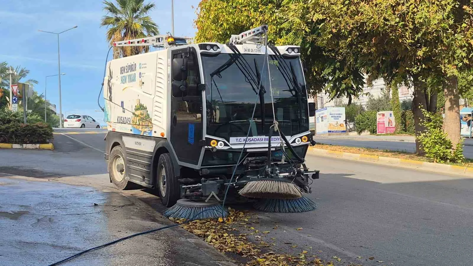 Kuşadası’nda cadde temizliği aralıksız sürüyor