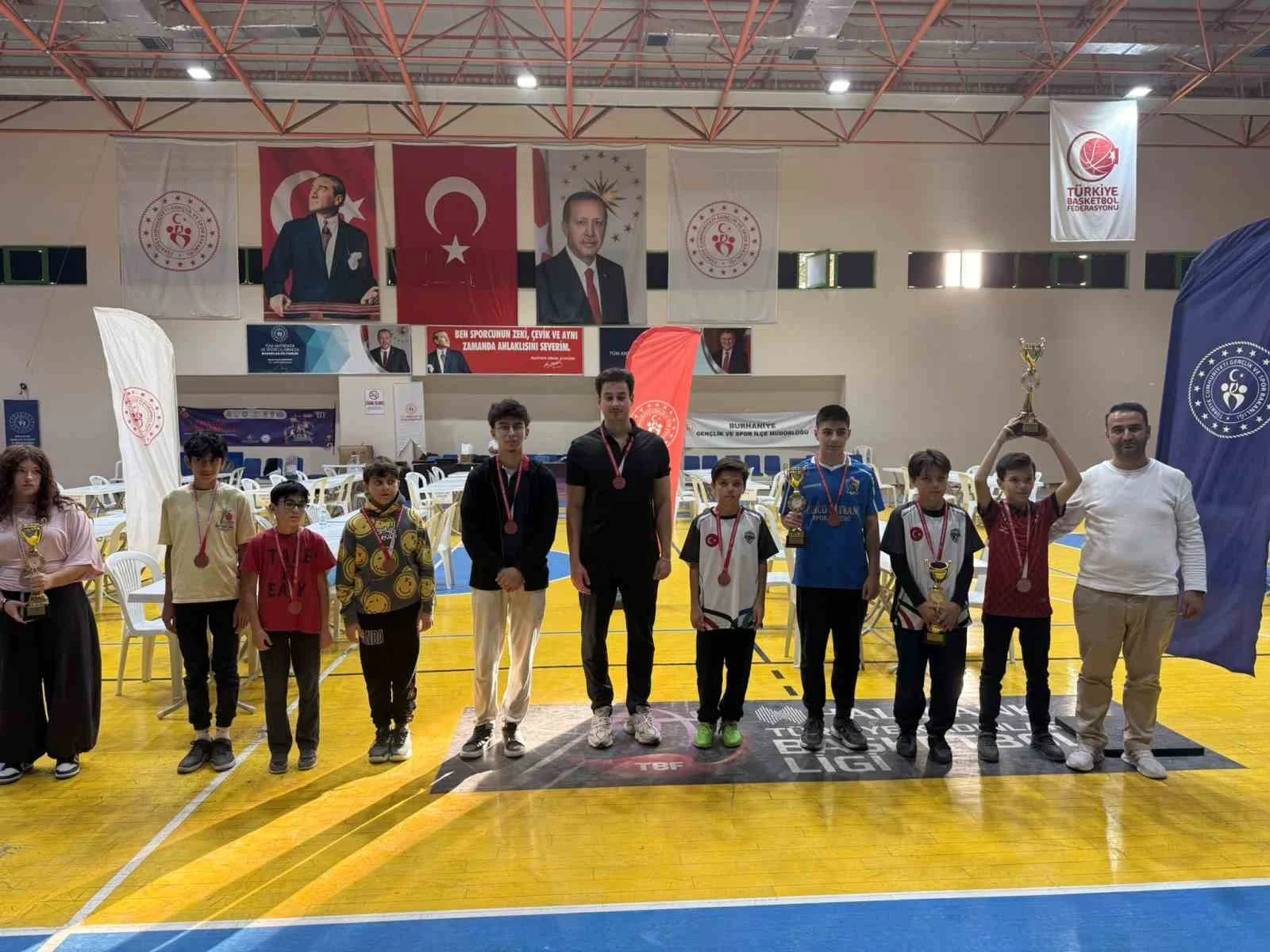 Burhaniye’de Satranç Turnuvasında dereceye girenler ödüllendirildi