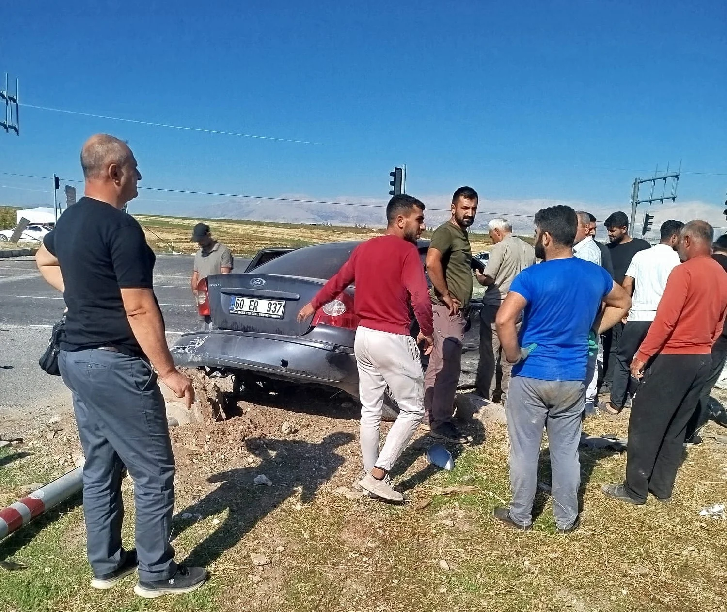 İki otomobil çarpıştı: 3 yaralı