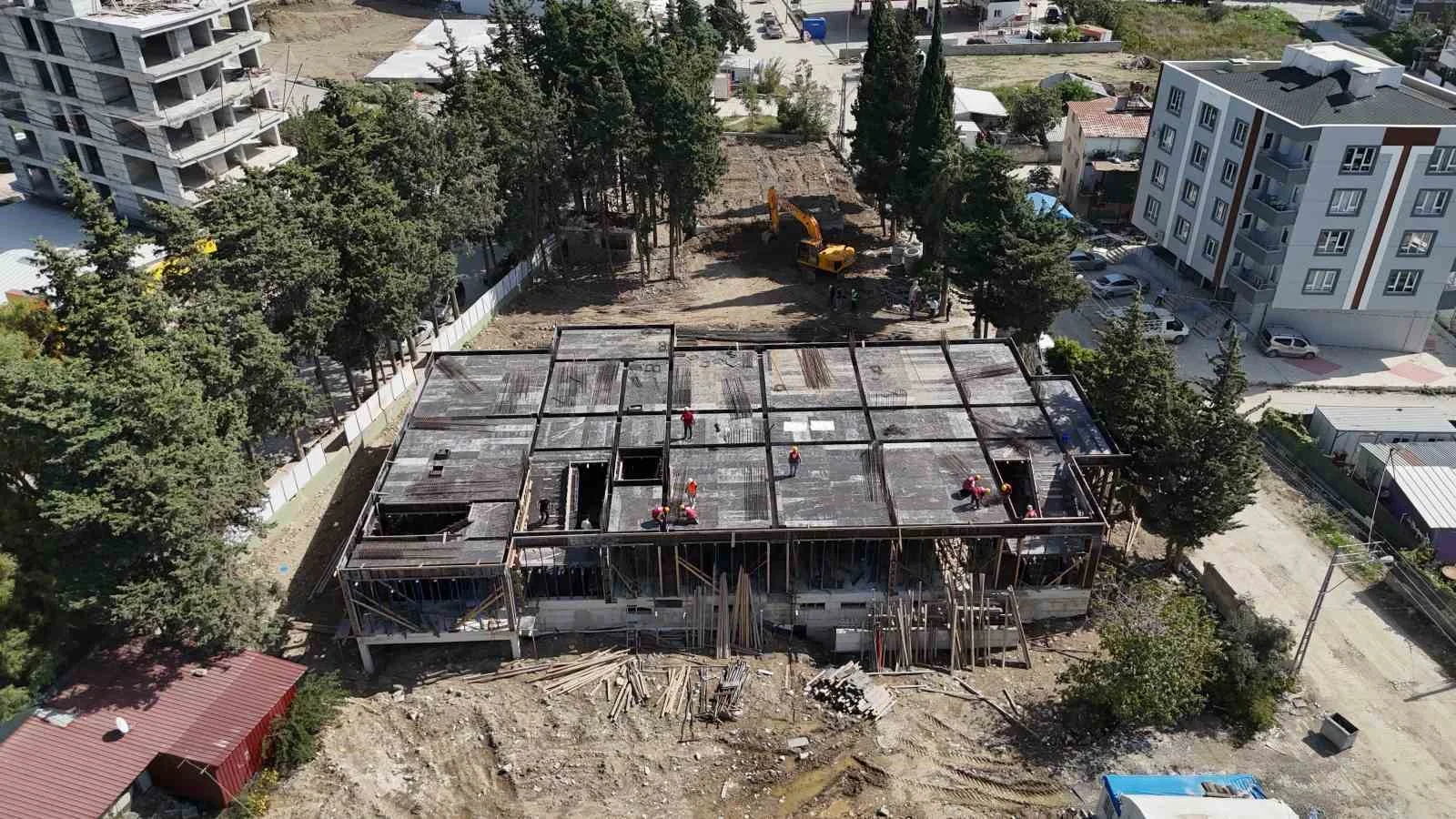 Depremde 2 evladını ve eşini kaybeden baba, ’Yeter ki çocuklar yaşasın’ sloganıyla çıktığı yolda 5 eğitim yuvasının inşasını sürdürüyor