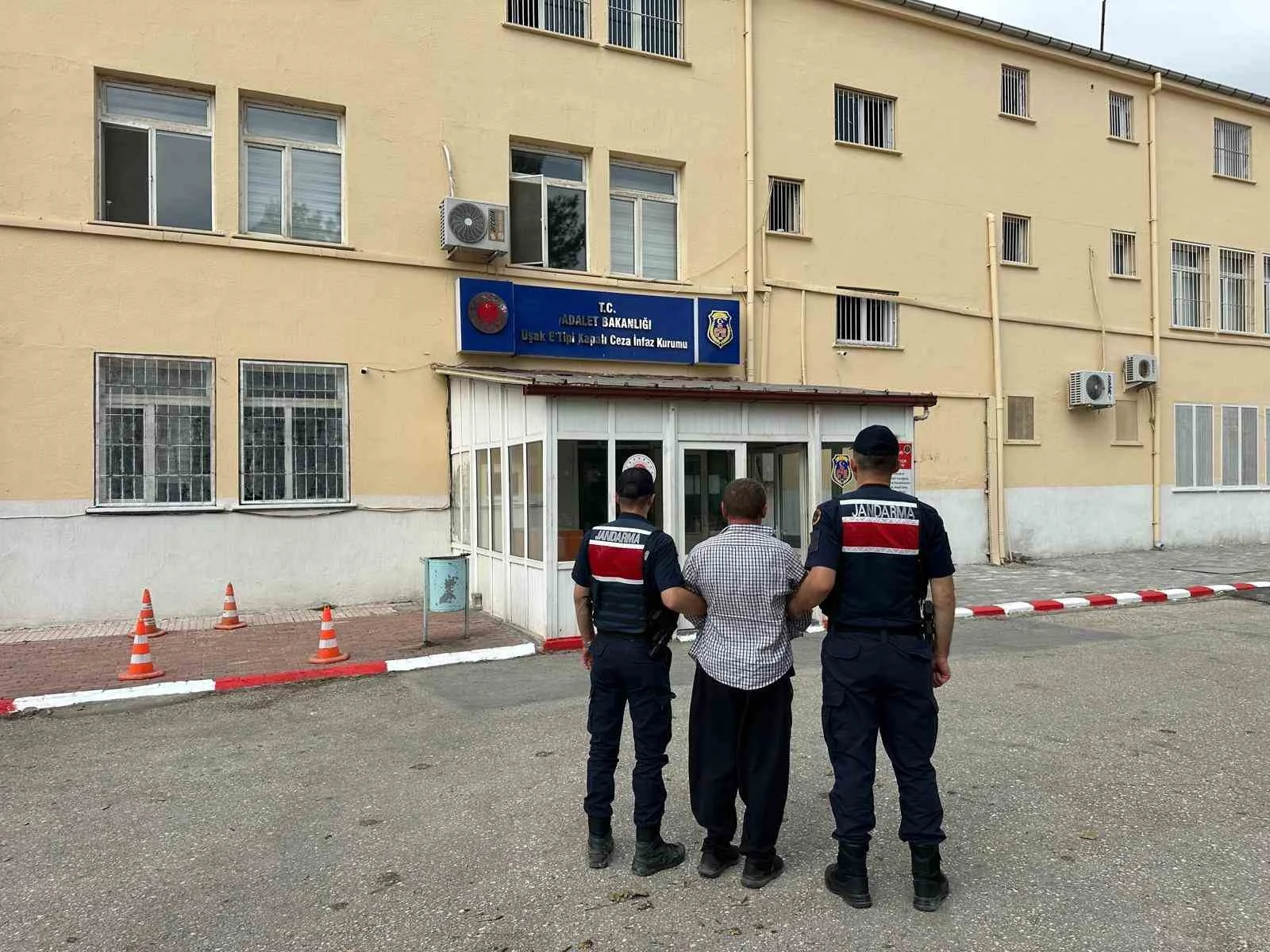 Uşak’ta jandarma ekiplerince kesinleşmiş hapis cezası bulunan 25 aranan şahıs yakalandı