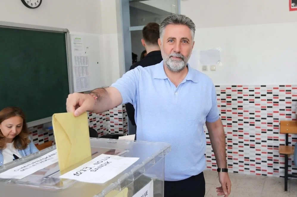 İzmir Bayraklı Belediyesi’nde yolsuzluk operasyonu: Eski başkan Sandal’a gözaltı