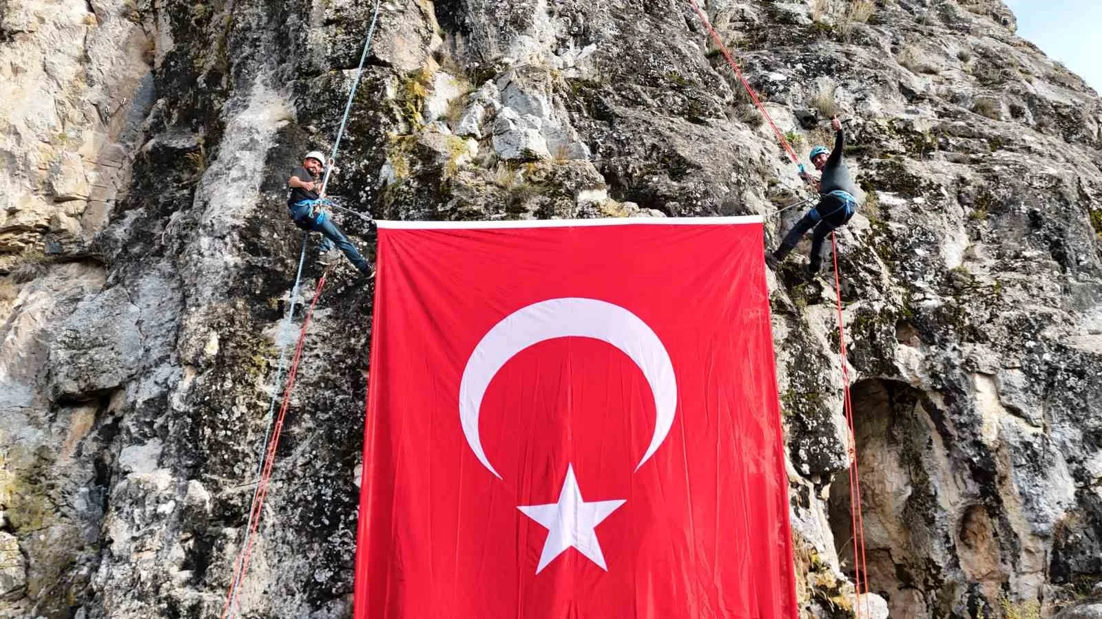 Dağcılar kayalıkta dev Türk bayrağını dalgalandırdı