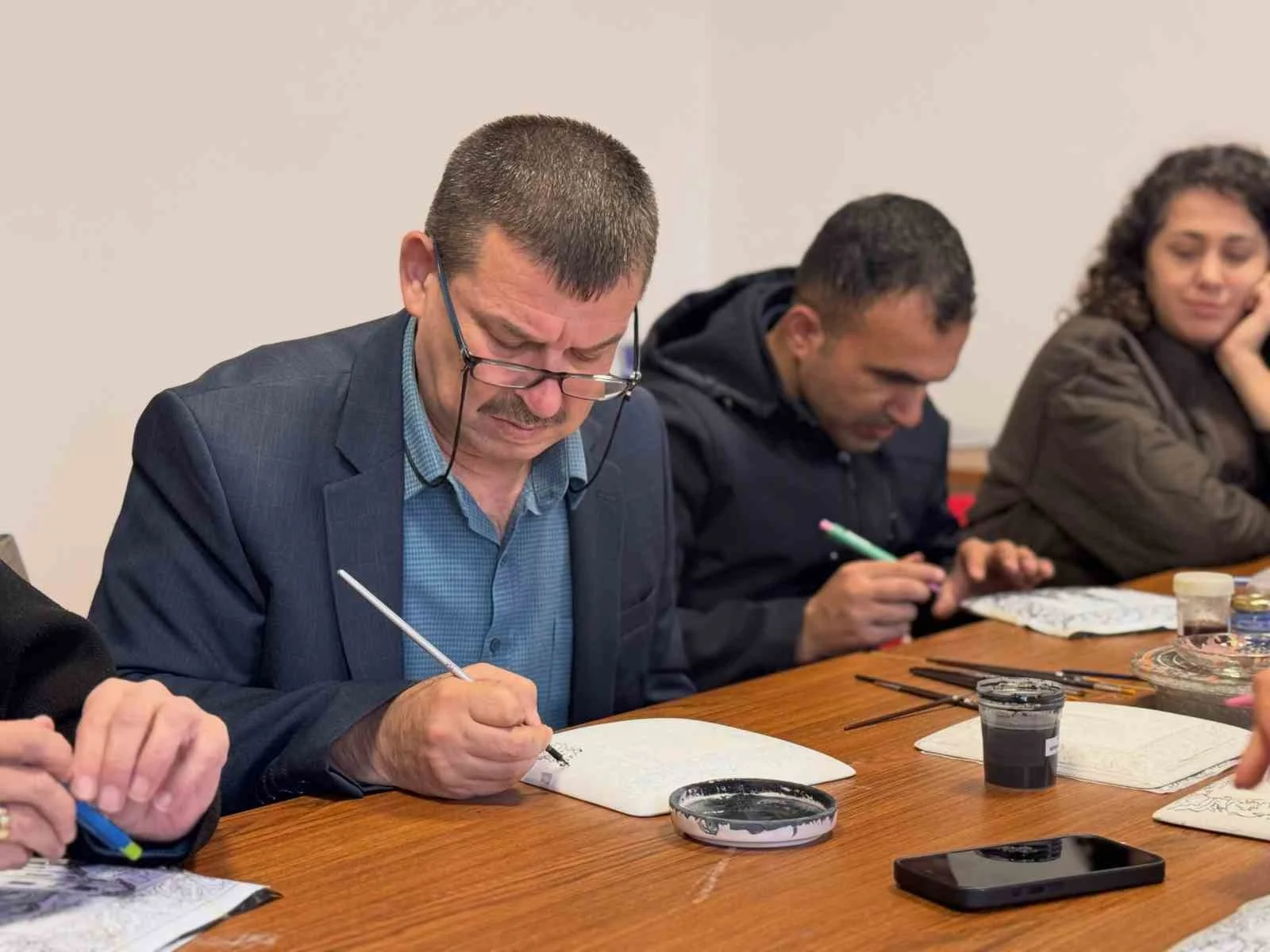 Şehit yakınları ve gaziler çini sanatını yaşatıyor