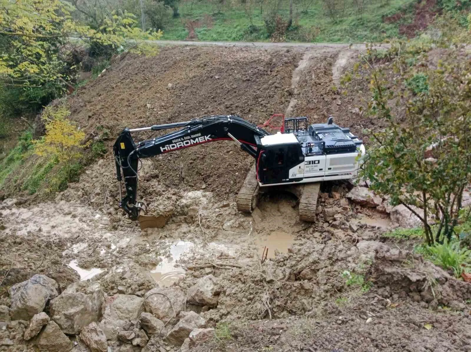 Cumayeri’nde heyelan bölgesinde çalışma sürüyor