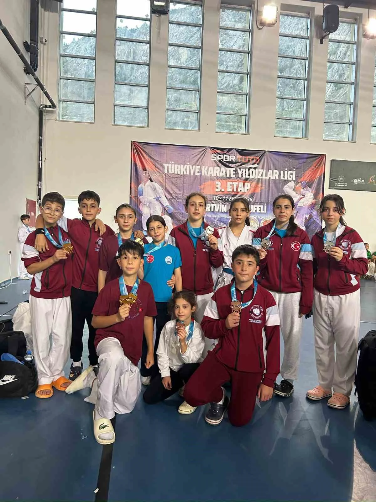 Yusufeli’ndeki karate turnuvasında madalyaları topladılar