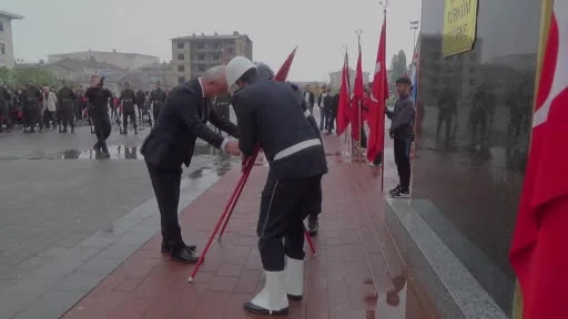 Muş’ta Cumhuriyet Bayramı coşkusu çelenk töreni ve yürüyüşle başladı