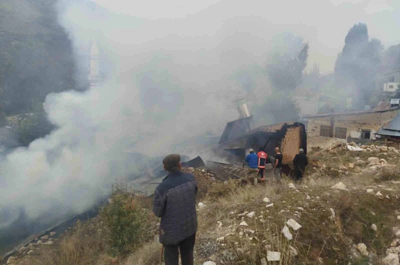 Heybetepe köyünde çıkan yangın söndürüldü