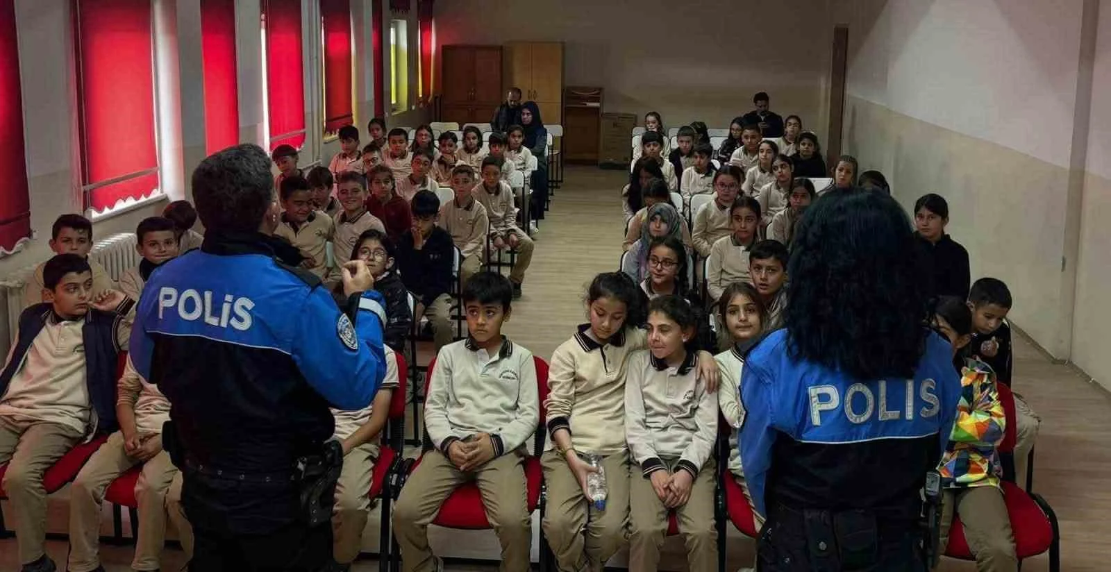 Polisten ilkokul öğrencilerine güvenlik eğitimi