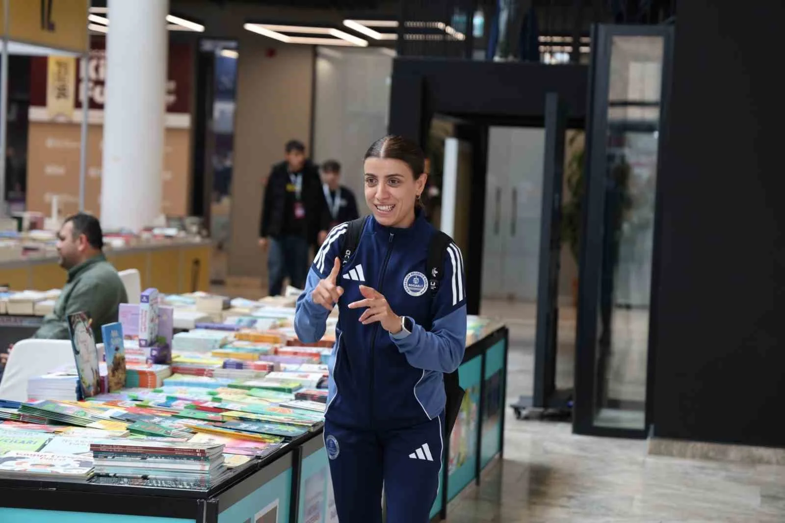 İrem, kitap ve söyleşilerle dolu fuarı işaret diliyle keşfetti