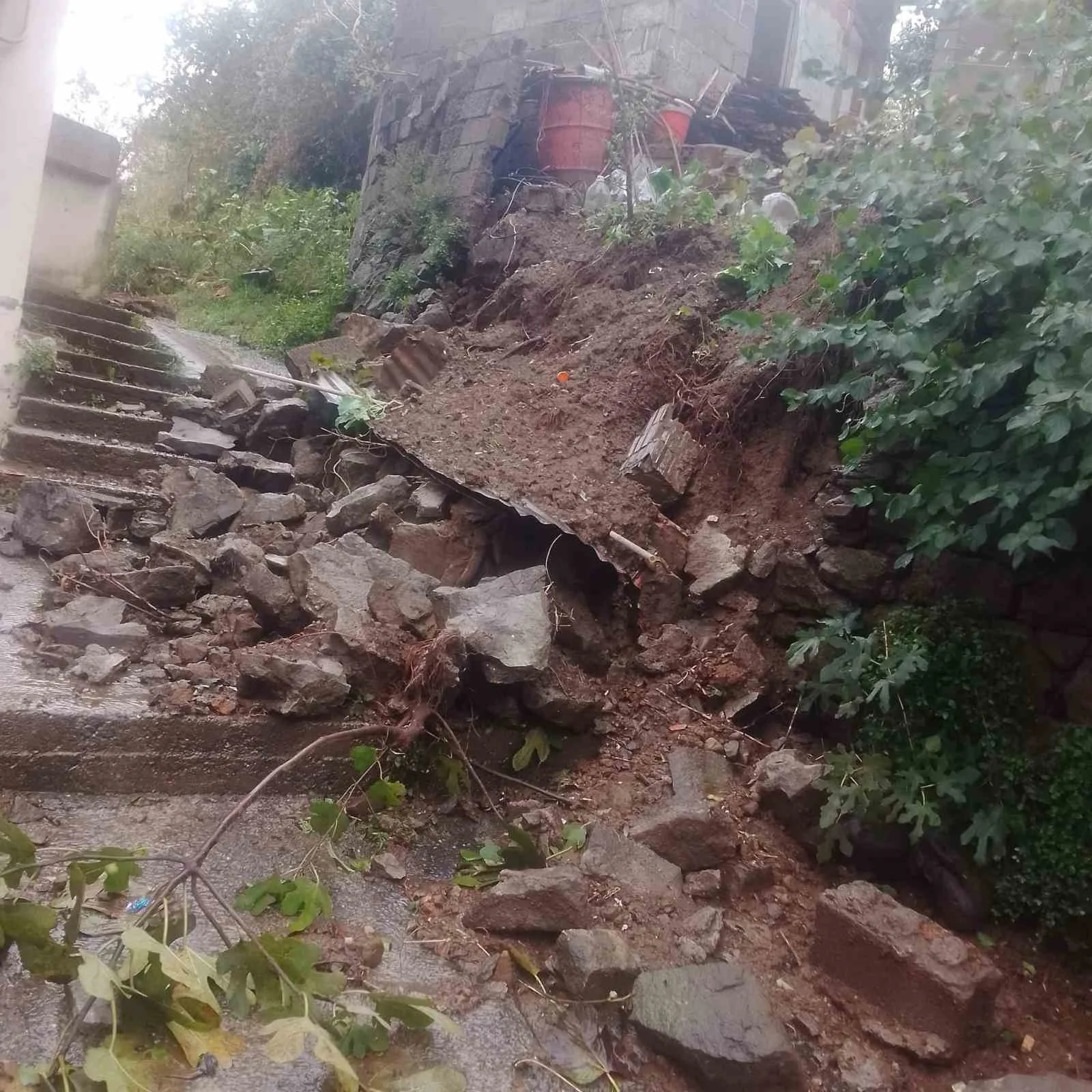 Karadeniz Ereğli’de aşırı yağış duvarı çökertti