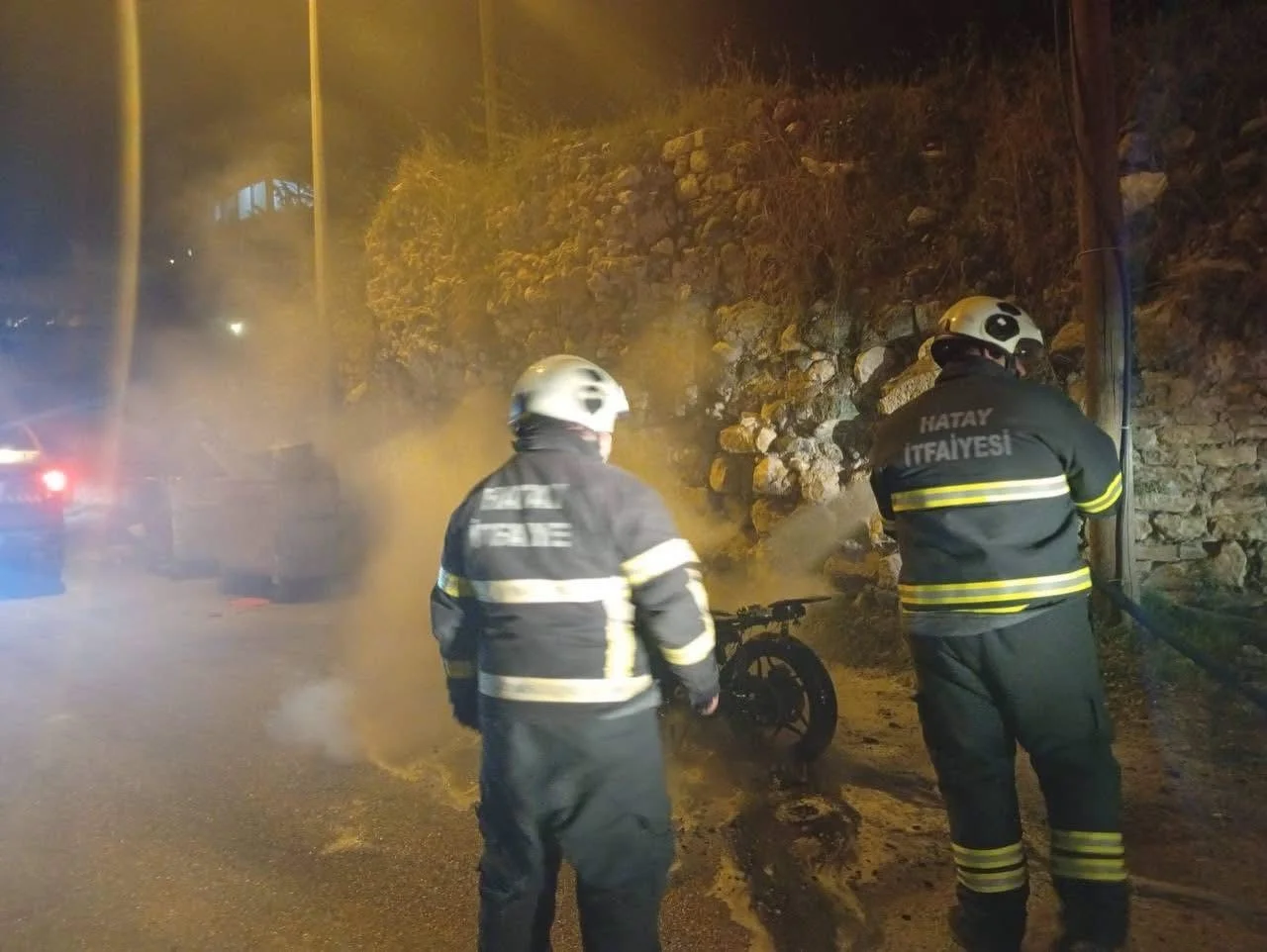 Antakya’da yanan motosiklet kullanılmaz hale geldi