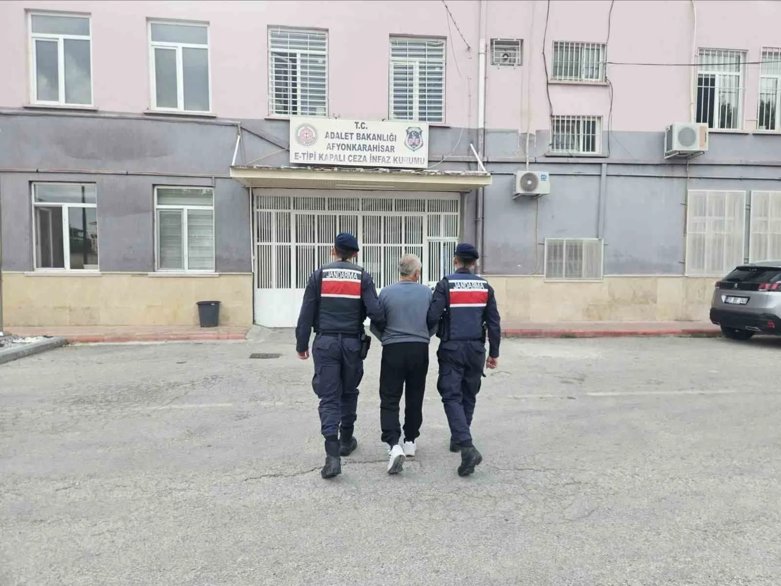 İhsaniye’de aranan şahsı jandarma yakaladı