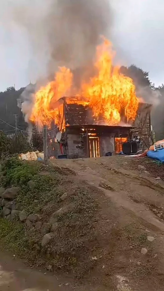 Ev yangınını gözyaşlarıyla izlediler